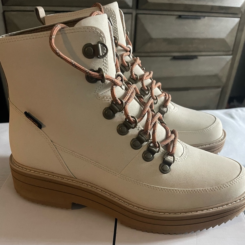 New Without Tags Teva Water Resistant Off-White Boots  Size 10